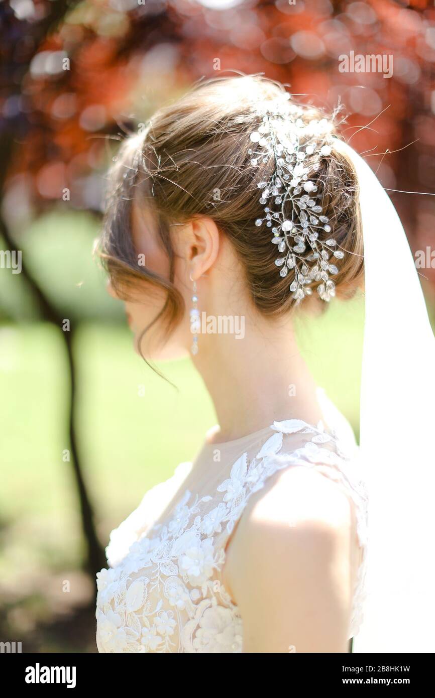 Rückansicht Porträt der Frau, die Schleier und weißes Kleid trägt. Stockfoto