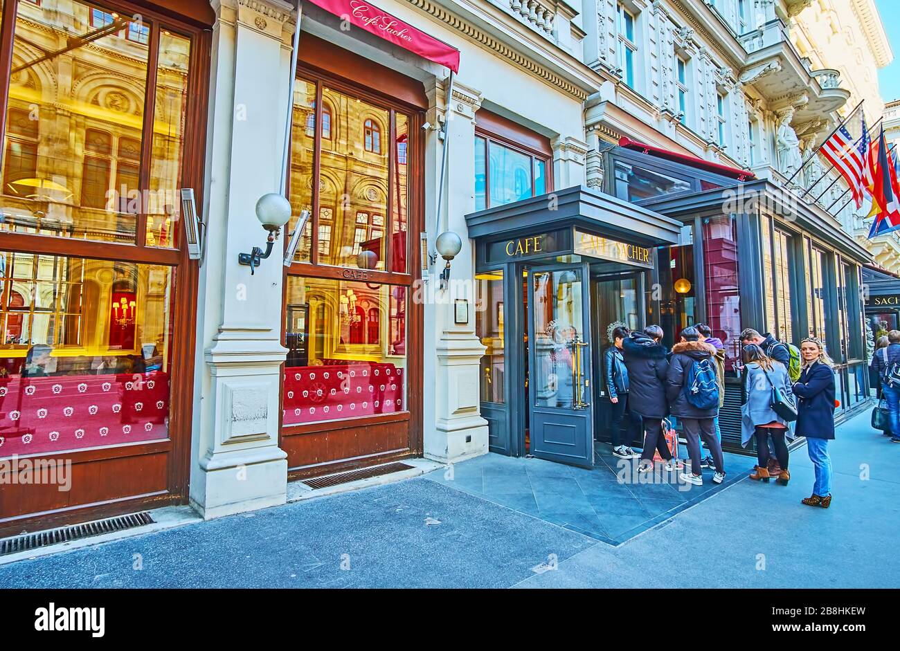 WIEN, ÖSTERREICH - 19. FEBRUAR 2019: Am Eingang zum Classic Gebäude des Cafe Sacher stehen am 19. Februar in Wien Menschen in der Warteschlange Stockfoto