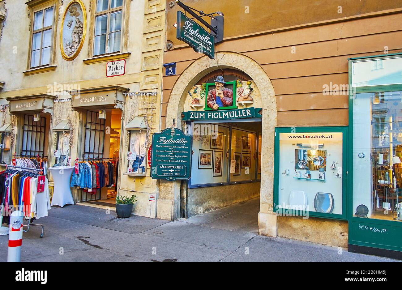 WIEN, ÖSTERREICH - 19. FEBRUAR 2019: Der Bogen im alten Gebäude führt am 19. Februar in VI zur Hintergasse, besetzt mit beliebter Taverne von Figlmuller Stockfoto