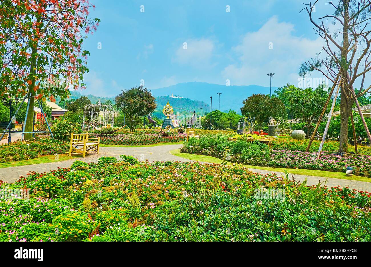 CHIANG Mai, THAILAND - 7. MAI 2019: Die farbenfrohen Blumenbeete des huldigen Gartens, gelegen auf dem Territorium des Rajapruek Royal Park, dekoriert mit Installtio Stockfoto