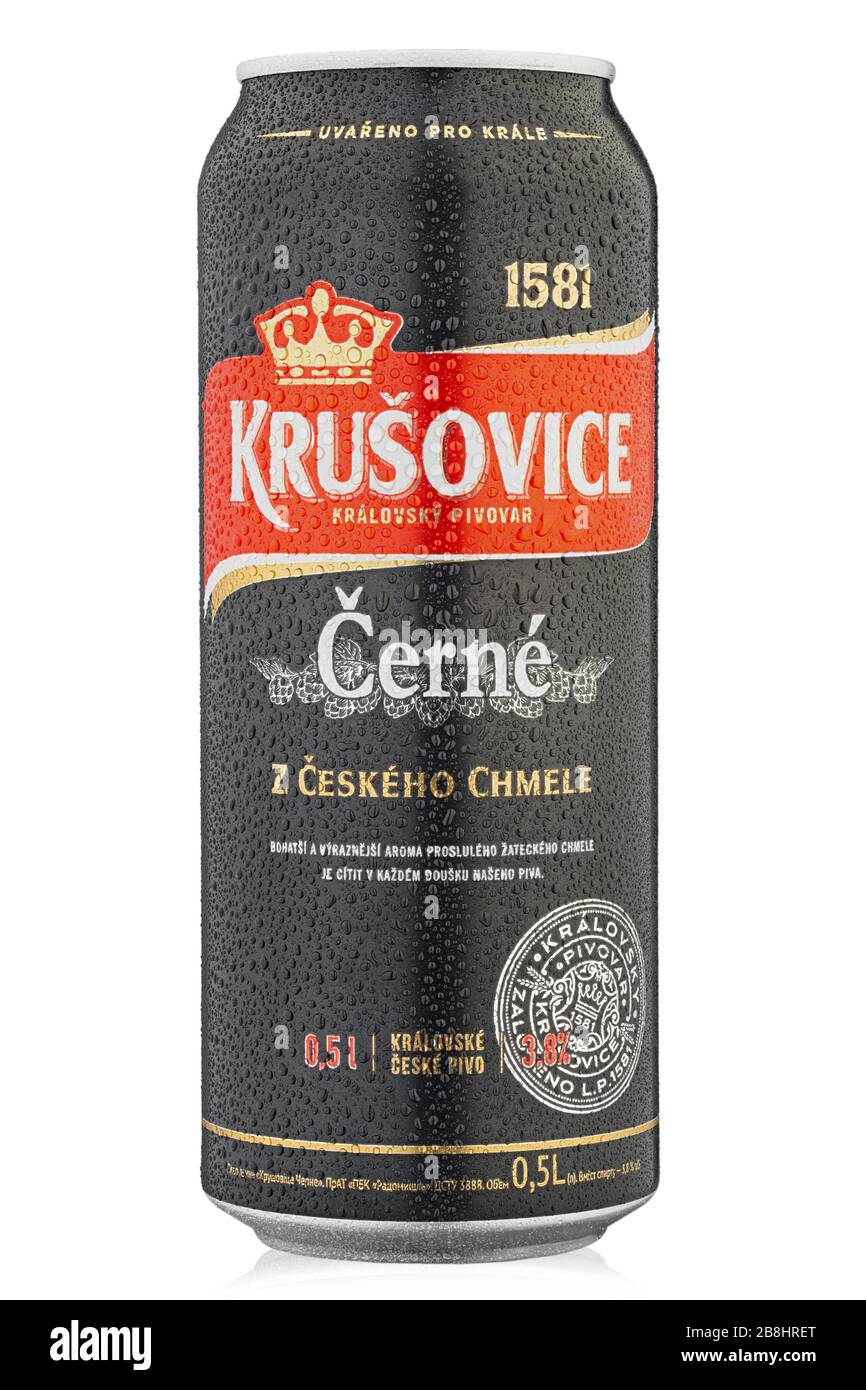 Ukraine, Kiew - 29. Februar 2020: Krusovice Cerne Premium Bier Dose. Die Königliche Brauerei von Krusovice wurde 1581 gegründet. Isoliert auf weiß. Datei enthält Stockfoto
