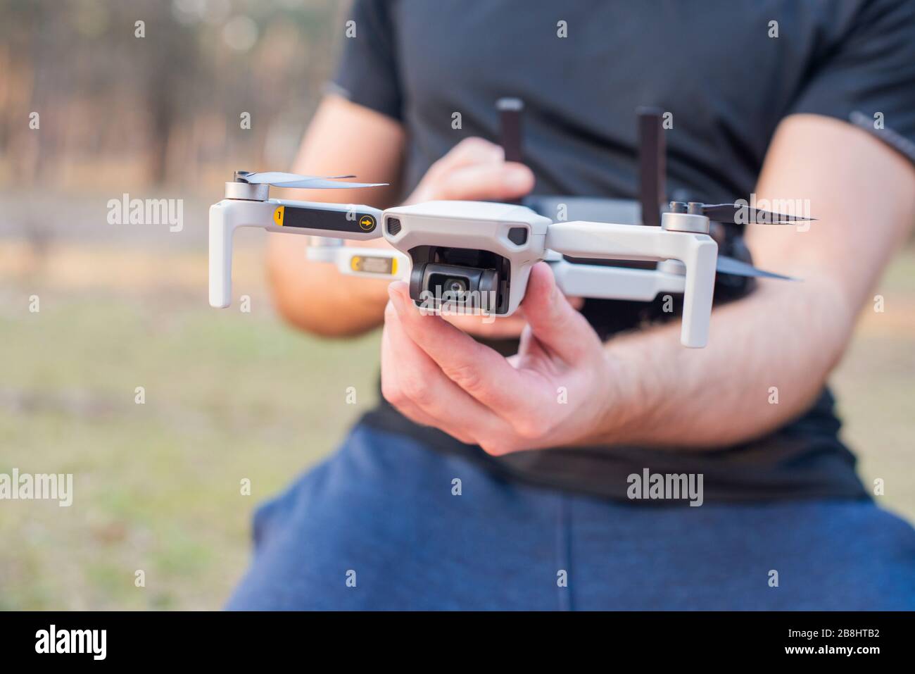 Mit Young man Controls wird eine moderne Drohne für Video und Foto gestartet Stockfoto