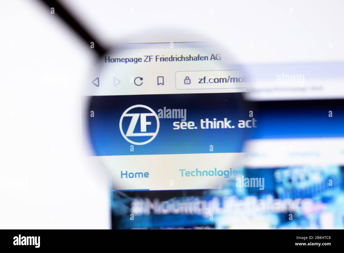 Los Angeles, Kalifornien, USA - 20. März 2020: Firmenlogo von ZF Friedrichshafen auf der Seite "Close-up on Screen", Illustrative Editorial Stockfoto