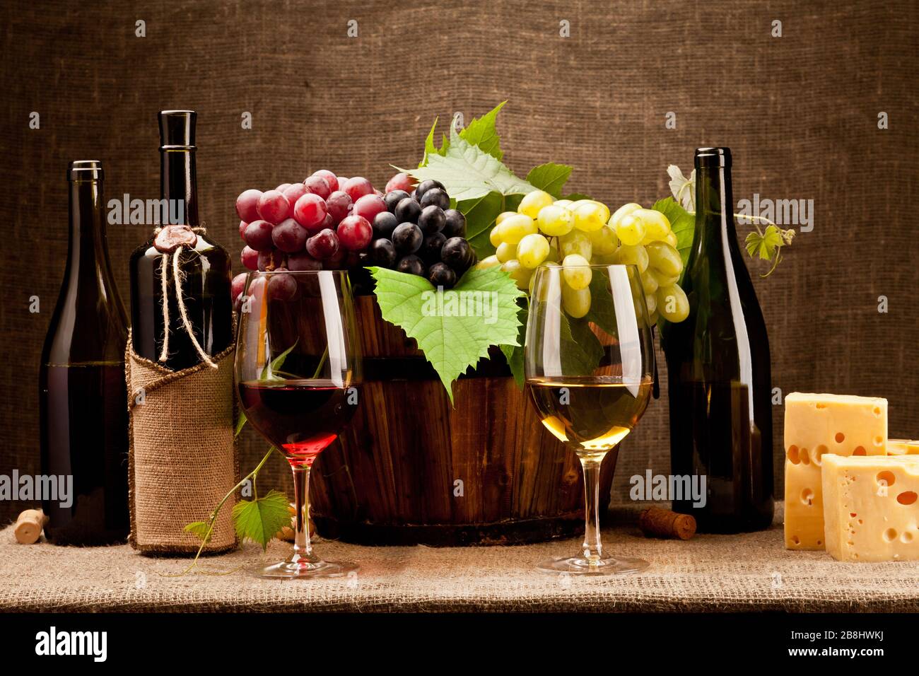 Stillleben mit Weinflaschen, Gläsern und Trauben Stockfoto