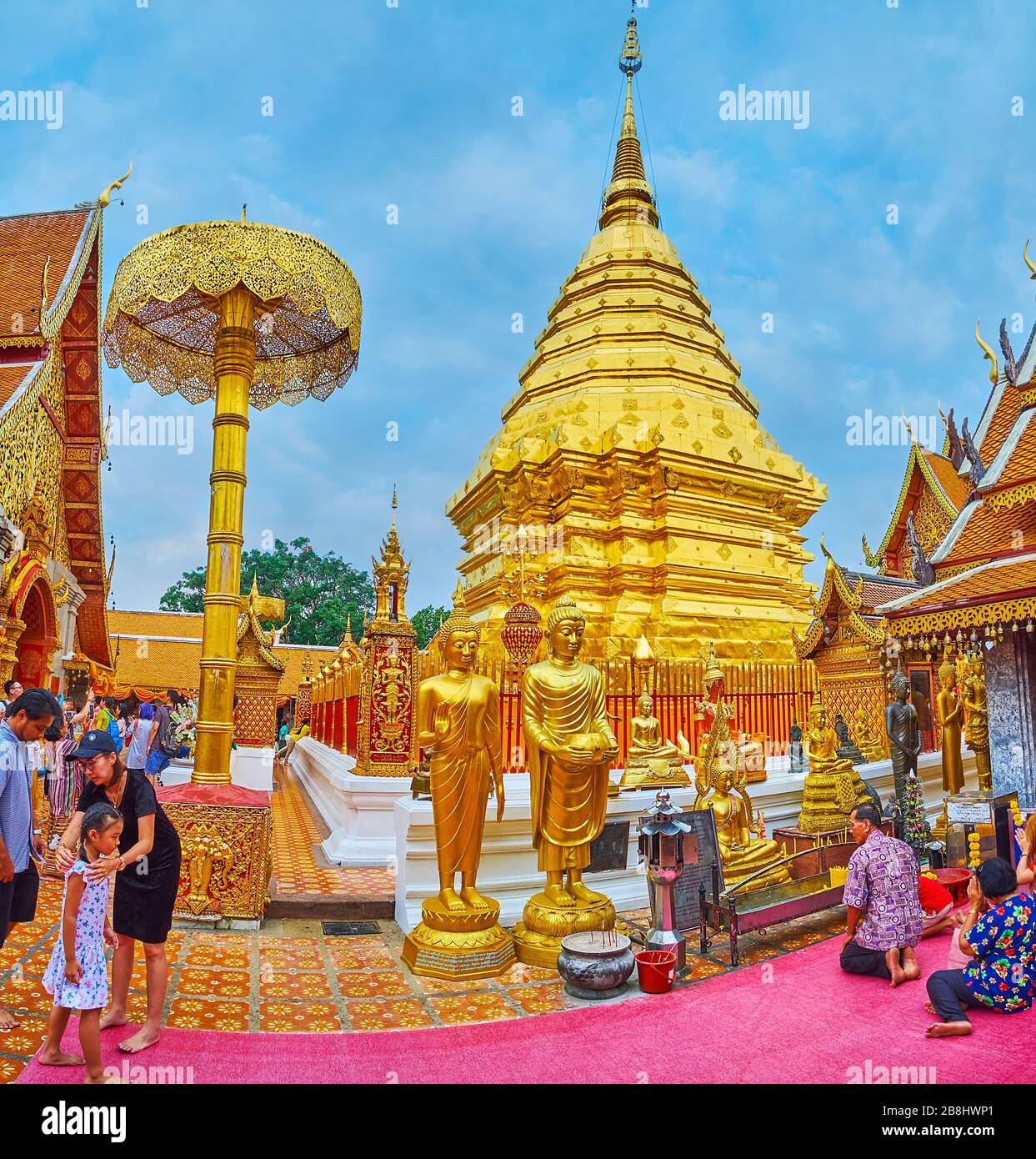 CHIANG Mai, THAILAND - 7. MAI 2019: Beobachten Sie die prächtige goldene Pagode des Wat Phra that Doi Suthep Tempels mit Gürtelmustern, schöner Hti finial, ch Stockfoto