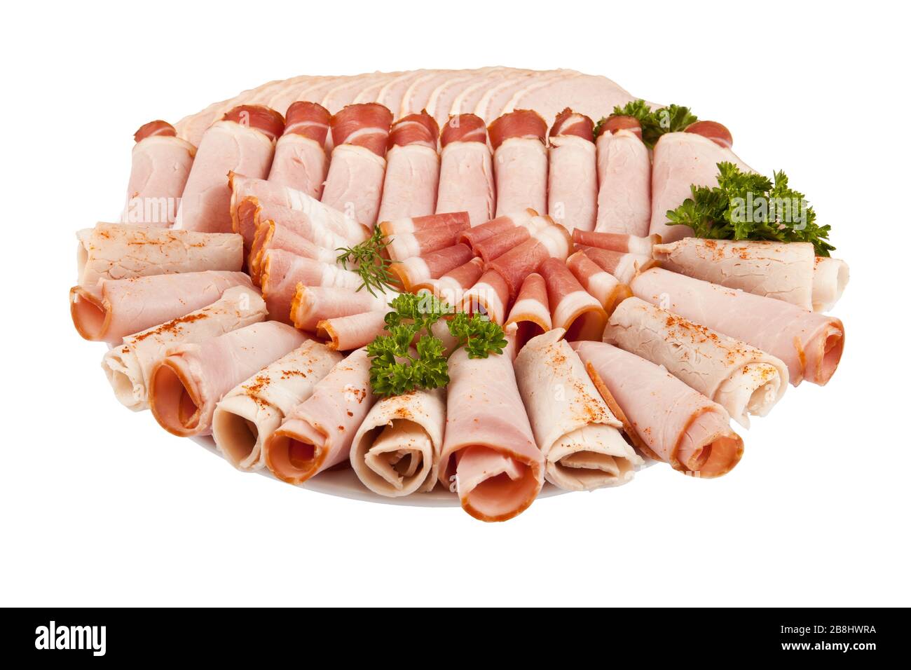 Salami-Schinken-Fleisch und mehr auf dem Teller isoliert auf dem weißen Hintergrund Stockfoto
