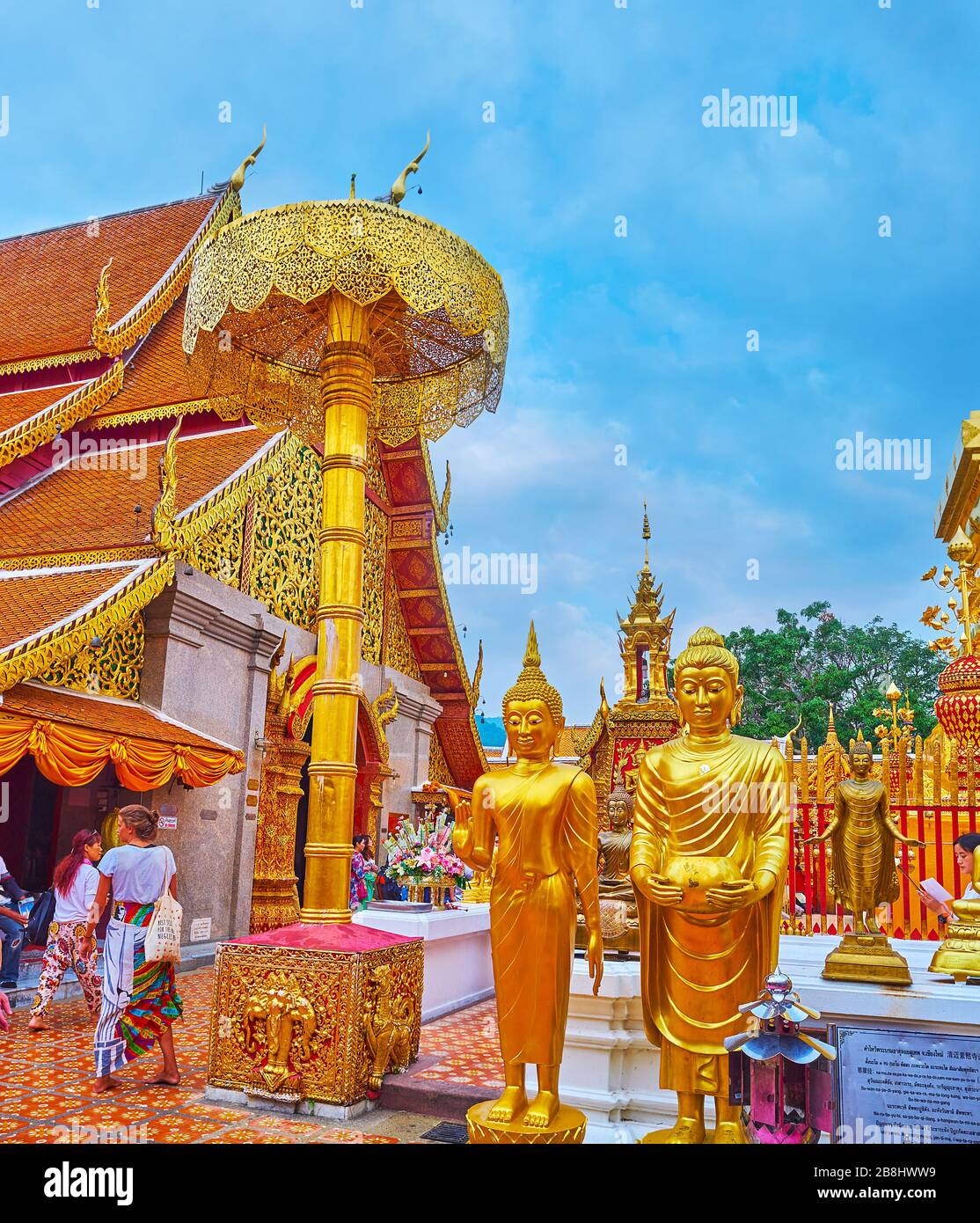 CHIANG Mai, THAILAND - 7. MAI 2019: Der Spitze-ähnliche vergoldete Chatra-zeremonielle Regenschirm und schöne goldene Buddha-Statuen im Hof des Wat Phra that Do Stockfoto