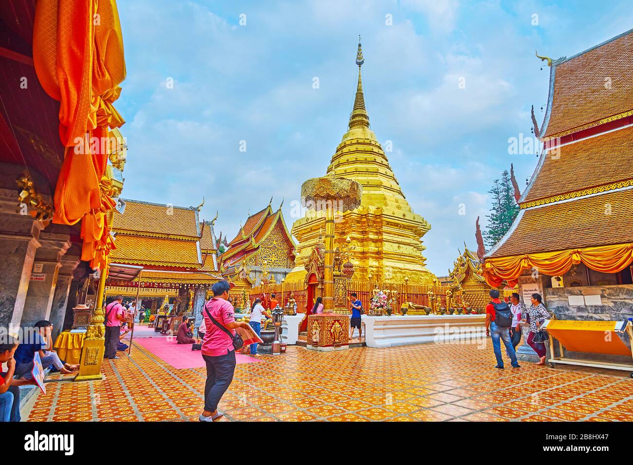 CHIANG Mai, THAILAND - 7. MAI 2019: Das Gelände des Wat Phra that Doi Suthep Temple Complex mit Lanna Style Wihans (Schreine), schöne Chatra feierlich Stockfoto
