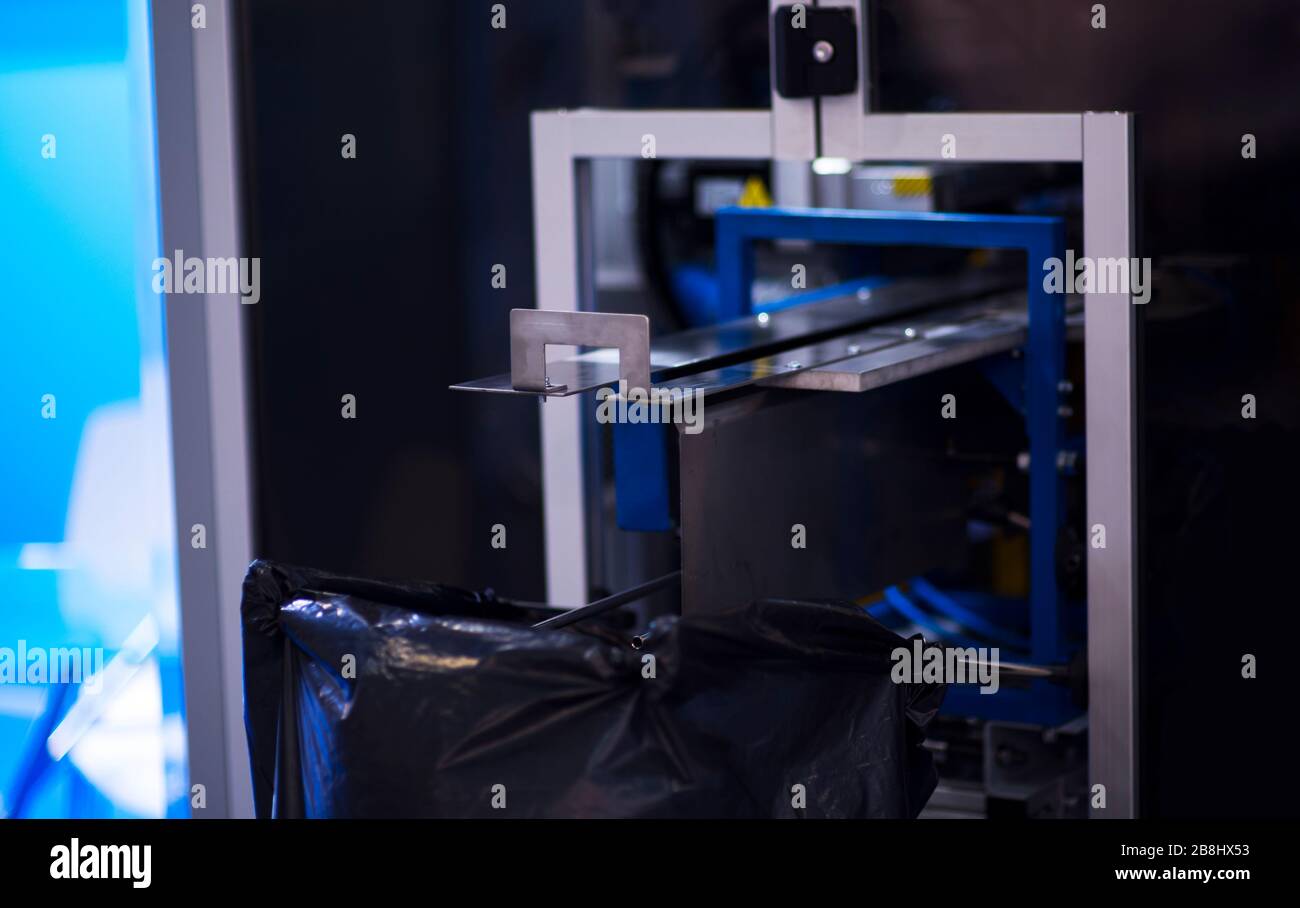 Fördermüll auf Förderband in Recycling-Fabrik. Stockfoto