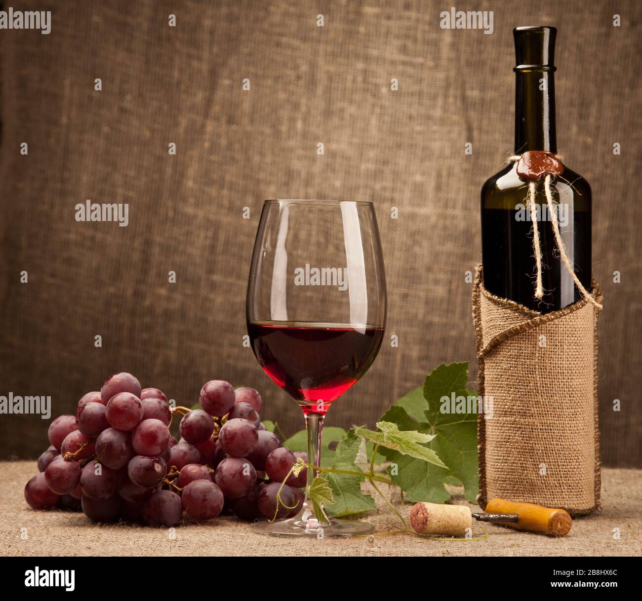 Stillleben mit Weinflaschen, Gläsern und Trauben Stockfoto