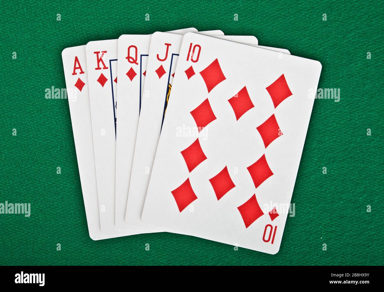 Ein königliches, gerade bündiges Pokerhand mit Spielkarten Stockfoto