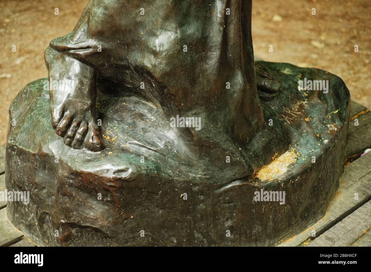 Detailbild der Füße und Drape des Gesäßes eines der Burgher von Calais, Skulptur im Musée Rodin, Paris Stockfoto