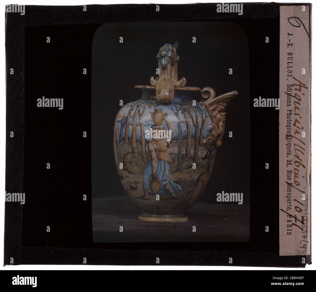 Italienisches Faience in Farbe. Ewer Faïences italiennen en couleur. "Aiguière". Plaque de projection couleur. 1900-1930. Photographie de Jacques-Ernest Bulloz (1858-1942). Musée des Beaux-Arts de la Ville de Paris, Petit Palais. Stockfoto