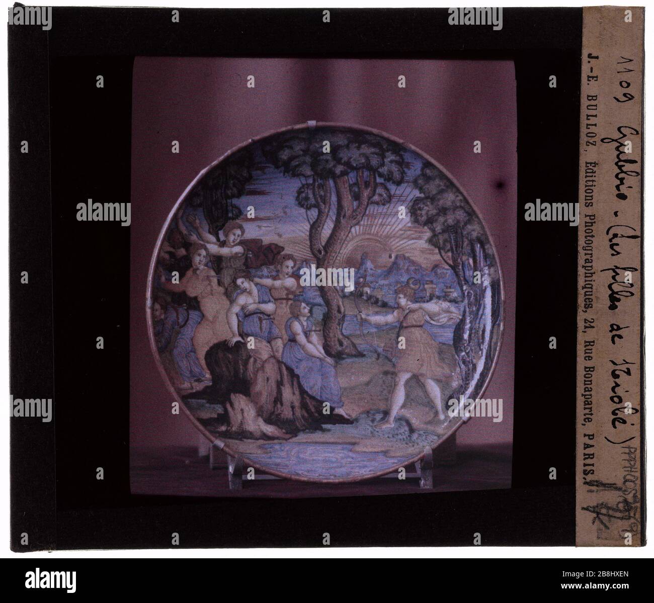 Italienisches Faience in Farbe. Die Töchter von Niobe Faïences italiennen en couleur. "Les filles de Niobé". Plaque de projection couleur. 1900-1930. Photographie de Jacques-Ernest Bulloz (1858-1942). Musée des Beaux-Arts de la Ville de Paris, Petit Palais. Stockfoto
