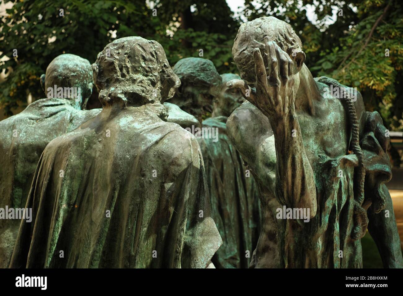 Ein Arm und eine Hand, die in Verzweiflung, Kopf und Schulter, Gesicht und Handdetails der Burgher von Calais, dem Bildhauergarten im Musée Rodin, Paris, erhoben wurden Stockfoto