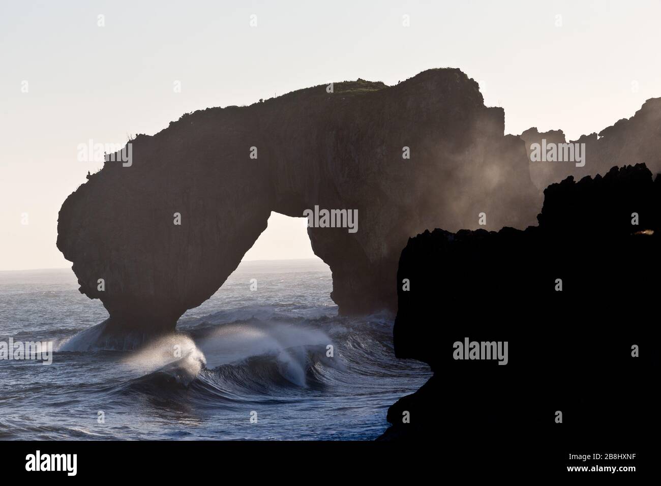 Das Castro de las Gaviotas, eine Insel mit einer besonderen Bogenform, die den Gesetzen der Schwerkraft widersteht und den Wellen und Gezeiten widersteht. Llanes, Asturien, Spa Stockfoto