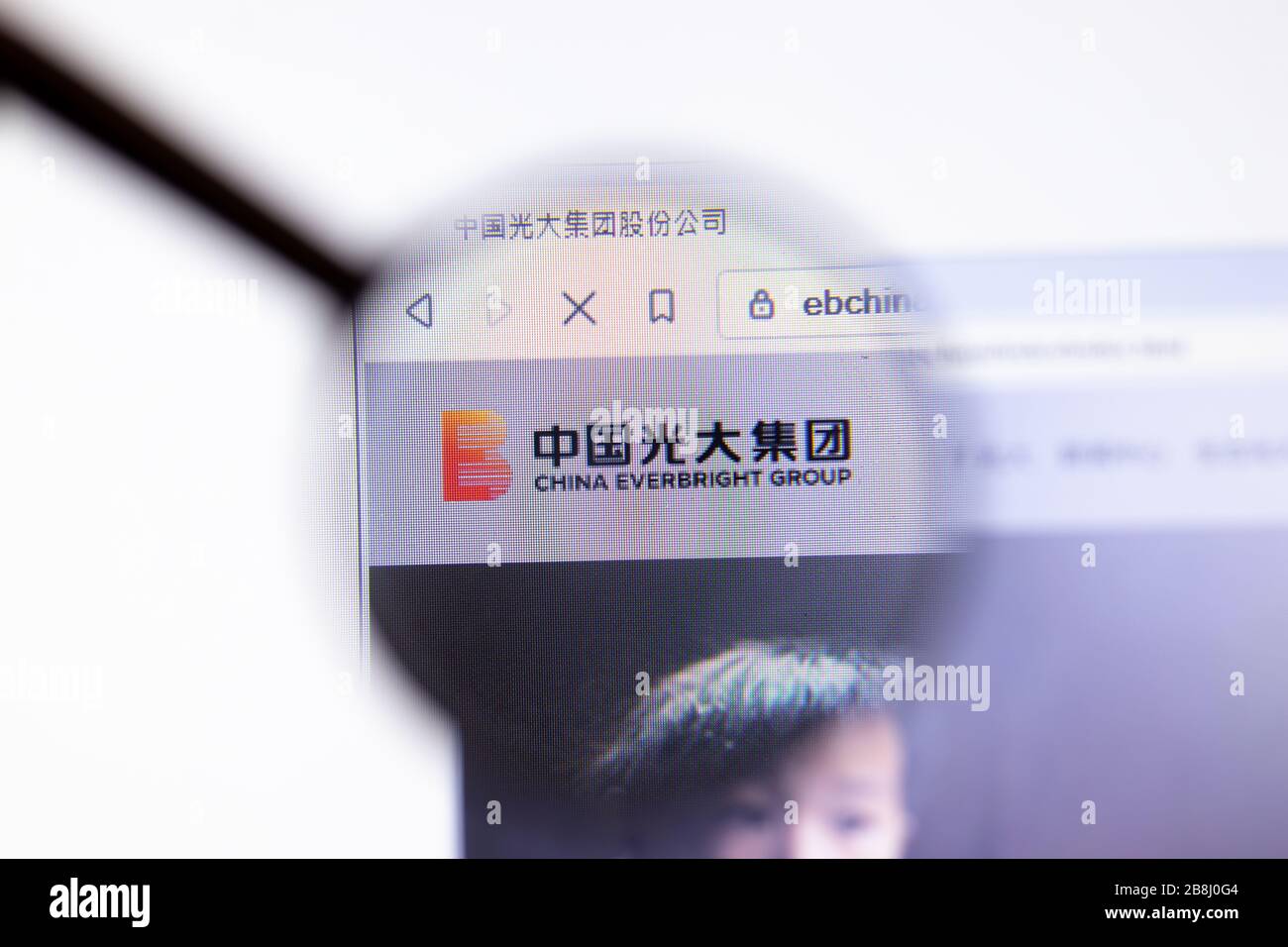 Los Angeles, Kalifornien, USA - 20. März 2020: Firmenlogo der China Everbright Group auf der Webseite "Close-up on Screen", Illustrative Editorial Stockfoto