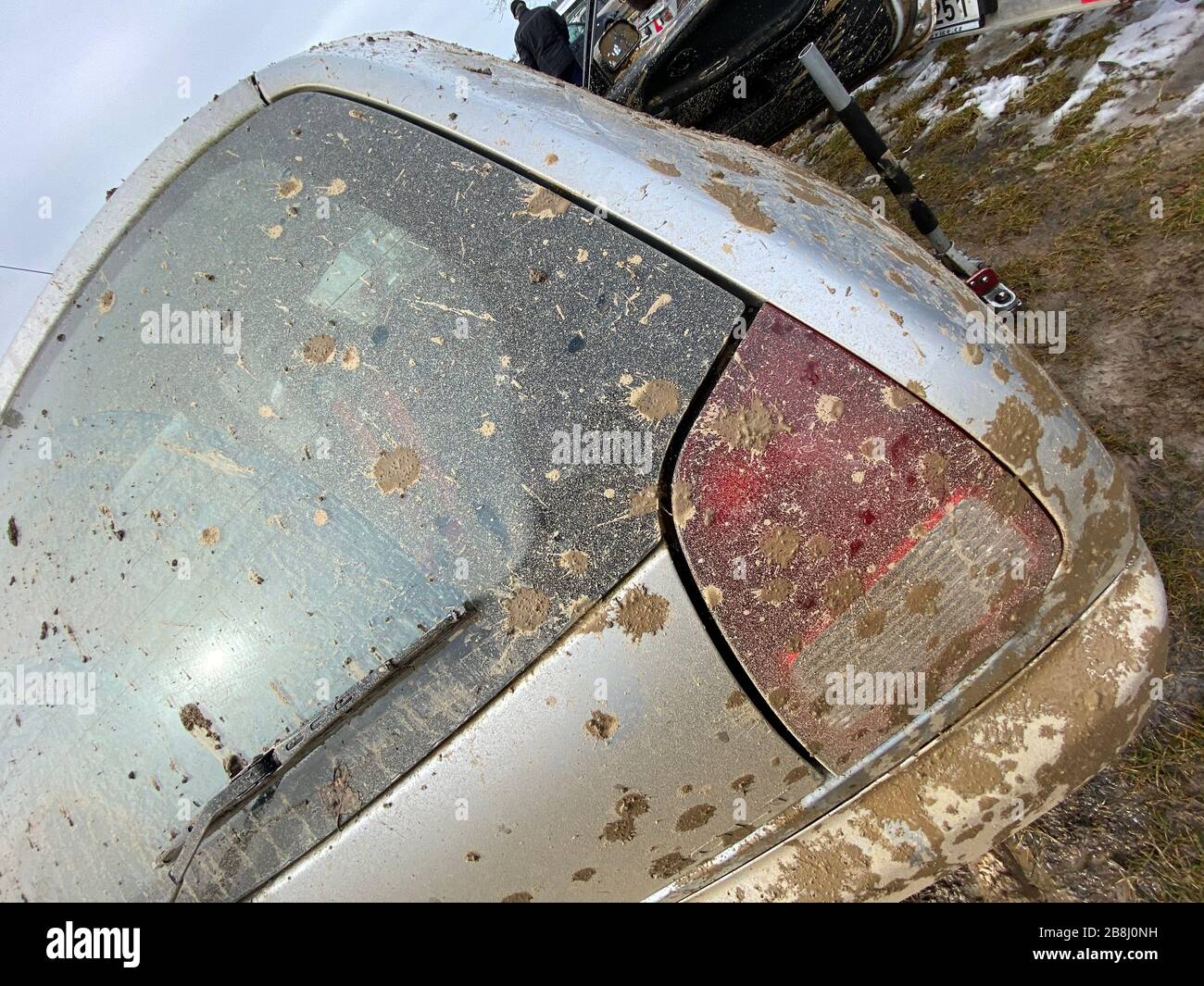 Das Detail des Autos ist nach dem Drag-Rennen auf einem Feld im Winter durch Schlamm völlig schmutzig. Es muss das Äußere und den Innenraum vollständig gereinigt werden. Stockfoto