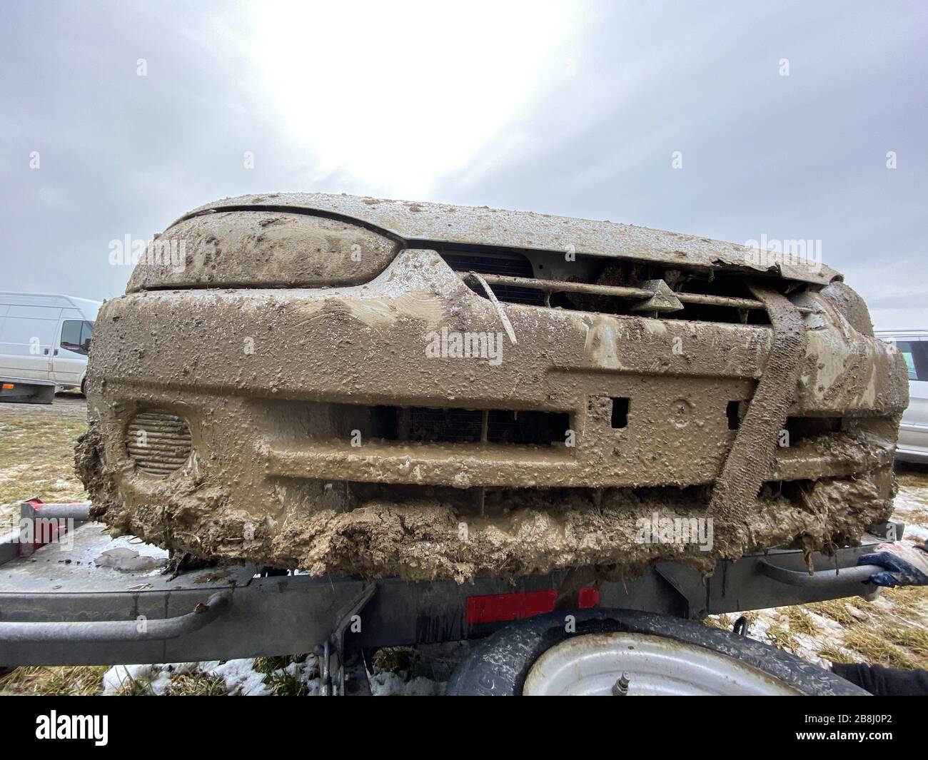 Das Detail des Autos ist nach dem Drag-Rennen auf einem Feld im Winter durch Schlamm völlig schmutzig. Es muss das Äußere und den Innenraum vollständig gereinigt werden. Stockfoto