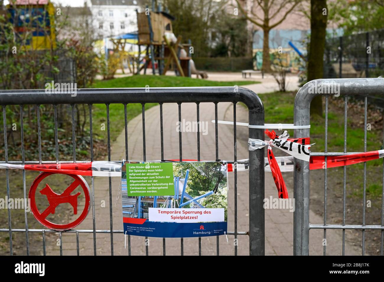 DEUTSCHLAND, Hamburg, Corona Virus, COVID-19, von Behörden gesperrt Spielplatz für Kinder mit Hinweisschild Stockfoto