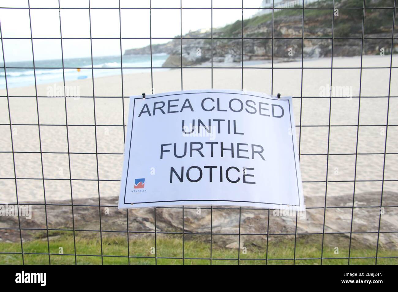 Sydney, Australien. März 2020. Waverley Council hat seine Strände geschlossen, um zu versuchen, große Zusammenkünfte von Menschen aufgrund des Coronavirus (Covid-19) zu verhindern. Bild: Tamarama Beach ist geschlossen. Kredit: Richard Milnes/Alamy Live News Stockfoto