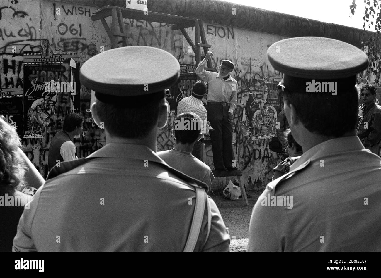Die Militärpolizei beobachtet einen Protest gegen einen Abschnitt der Berliner Mauer am Brandenburger Tor, West-Berlin. Die Berliner Mauer war eine von der Deutschen Demokratischen Republik (DDR, Ostdeutschland) am 13. August 1961 errichtete Barriere, die West-Berlin von der umliegenden DDR und von Ost-Berlin völlig abgrenzte. Die Mauer wurde am 9. November 1989 die freie Personenbewegung von Ost nach West erlaubt. Stockfoto