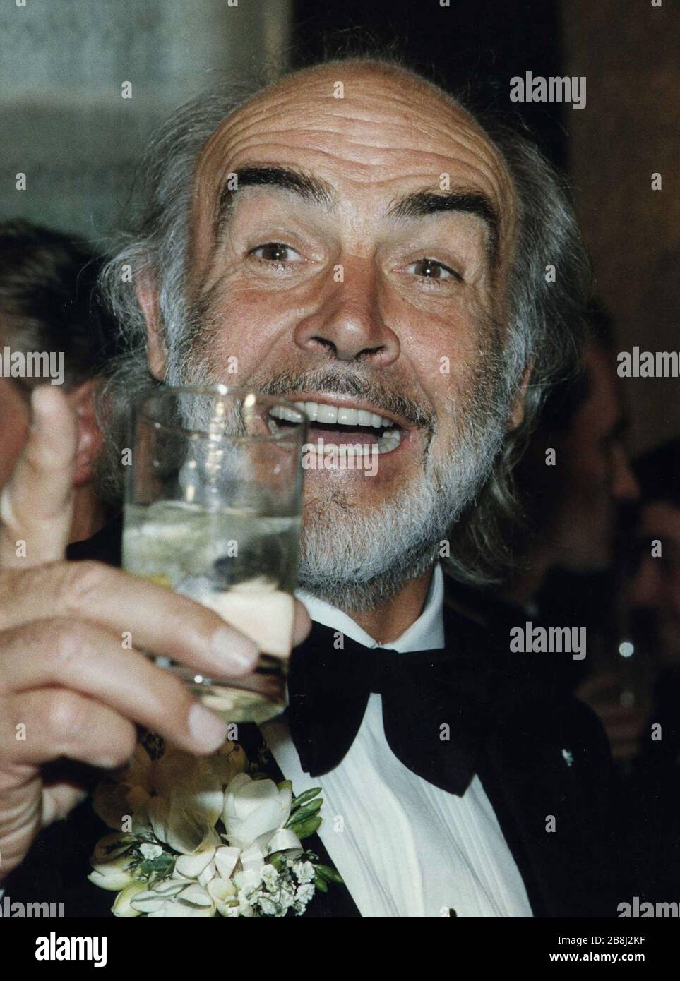 Der legendäre schottische Filmschauspieler Sir Sean Connery, im Edinburgh Press Club während einer Funktion zu Ehren seiner Arbeit in der Filmindustrie abgebildet. Connery wurde im schottischen Edinburgh geboren und war ein gefeierter Hollywood-Star, der sich in den 1960er Jahren den Namen machte, der die Hauptrolle in einer Reihe von James-Bond-Filmen spielte. Er war ein engagierter Nationalist, der der Scottish National Party große Summen Geld spendete. Stockfoto