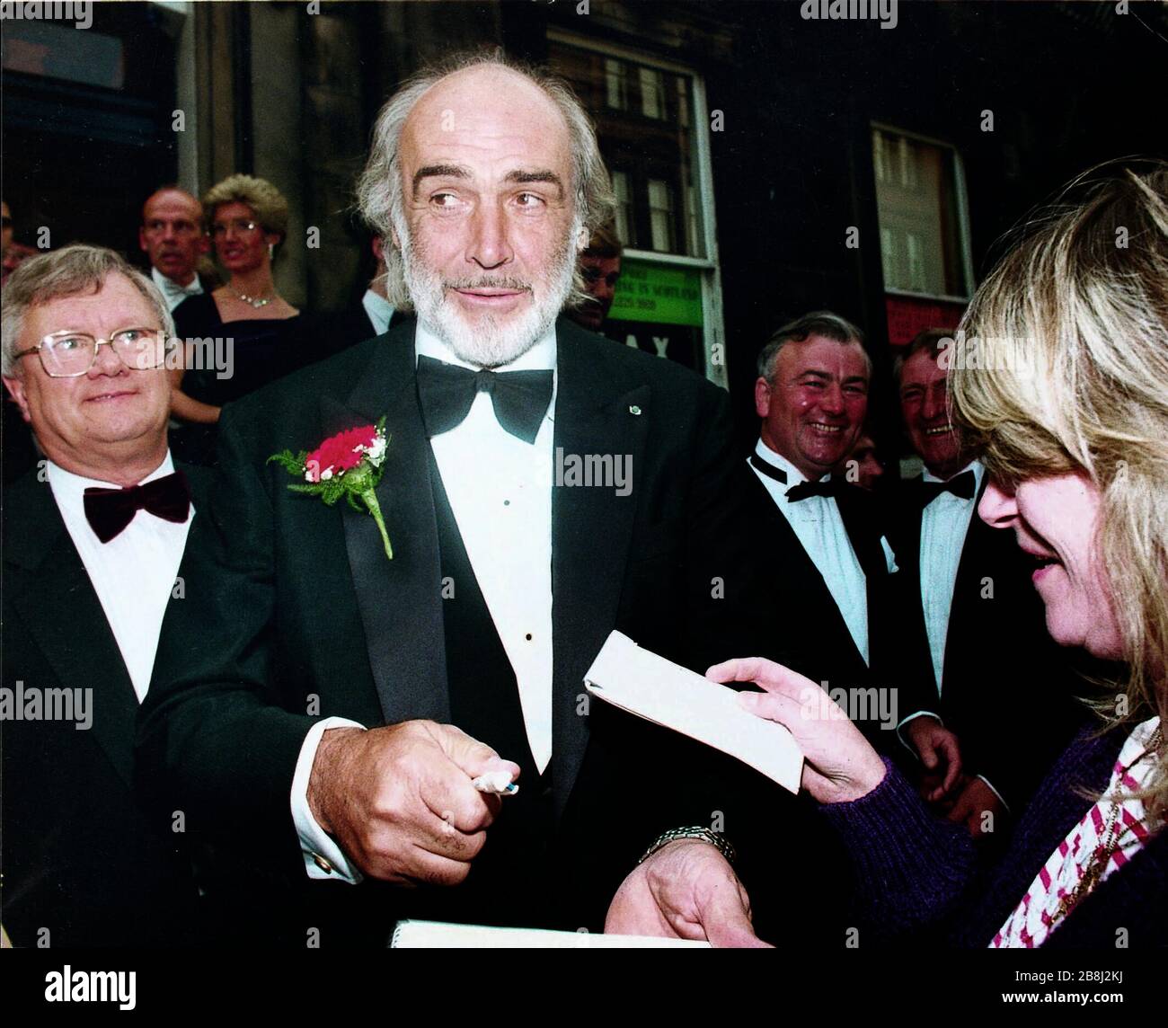Der legendäre schottische Filmschauspieler Sir Sean Connery, im Edinburgh Press Club während einer Funktion zu Ehren seiner Arbeit in der Filmindustrie abgebildet. Connery wurde im schottischen Edinburgh geboren und war ein gefeierter Hollywood-Star, der sich in den 1960er Jahren den Namen machte, der die Hauptrolle in einer Reihe von James-Bond-Filmen spielte. Er war ein engagierter Nationalist, der der Scottish National Party große Summen Geld spendete. Stockfoto