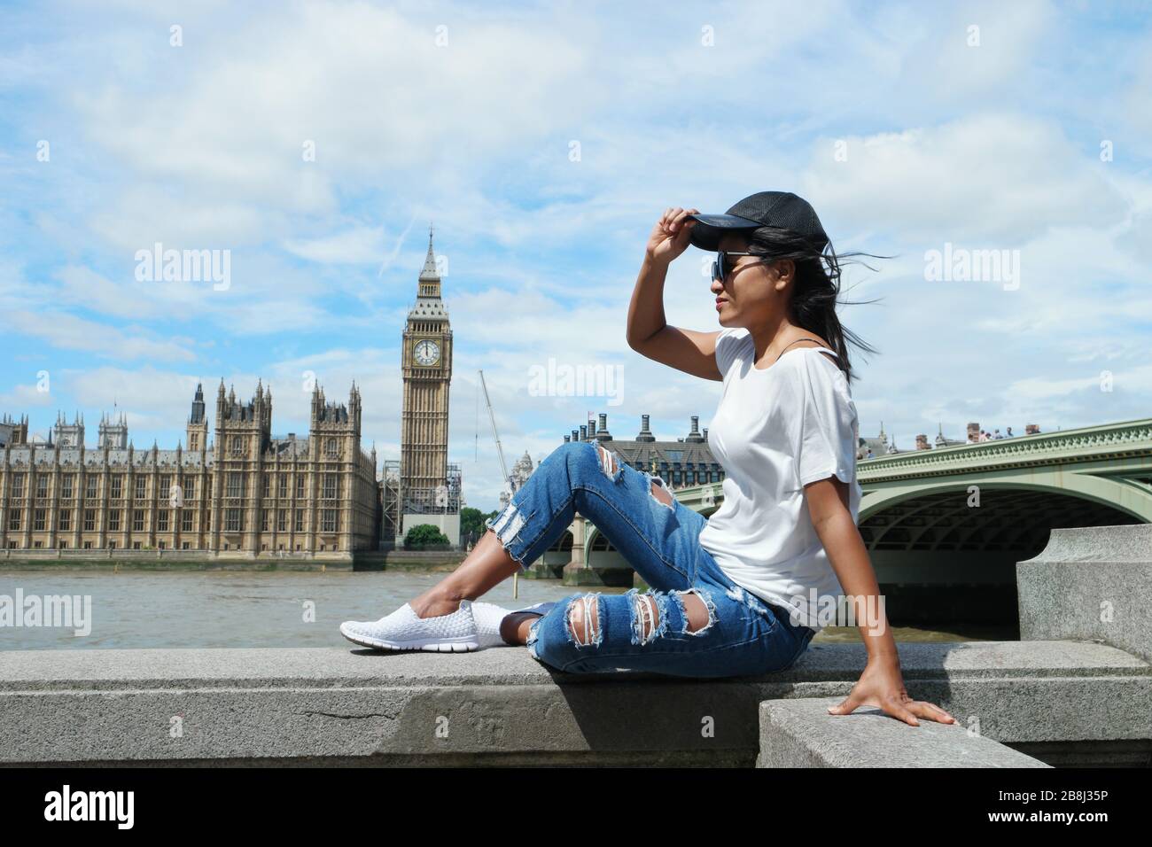 Guy auf dem Stadtrundfahrt in London, youn men at Waterfront by the River Thames at the Famous places in London, Big Ben and westminster Bridge in London Stockfoto