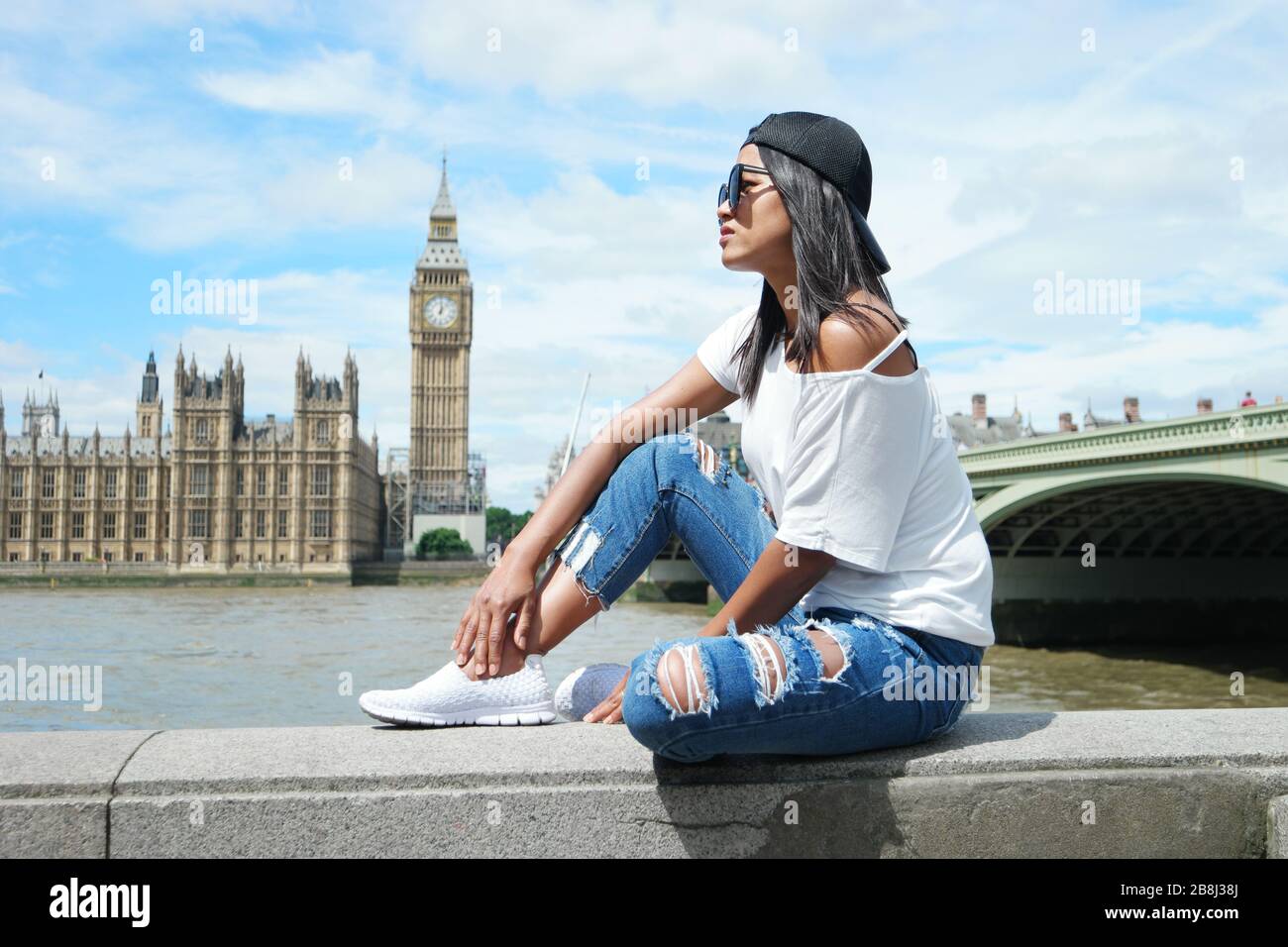 Guy auf dem Stadtrundfahrt in London, youn men at Waterfront by the River Thames at the Famous places in London, Big Ben and westminster Bridge in London Stockfoto