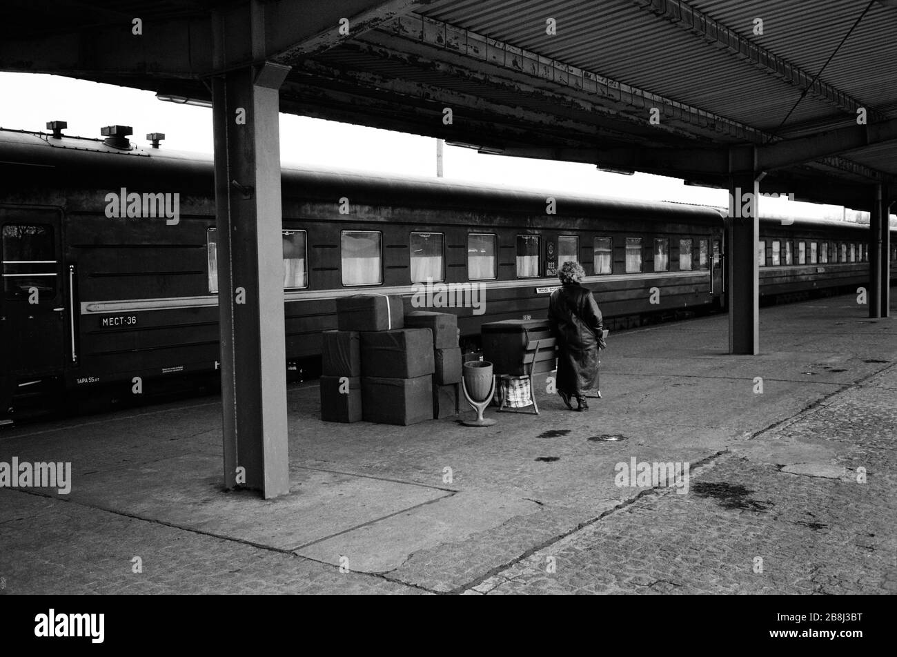 Eine Russin wartet mit ihrem Gepäck auf dem Bahnsteig des Bahnhofs Wuensdorf südlich von Berlin auf den Start in einen Zug nach Moskau, da die Rote Armee nach dem Fall der Berliner Mauer Deutschland verlässt. Die Berliner Mauer war eine von der Deutschen Demokratischen Republik (DDR, Ostdeutschland) am 13. August 1961 errichtete Barriere, die West-Berlin von der umliegenden DDR und von Ost-Berlin völlig abgrenzte. Die Mauer wurde am 9. November 1989 die freie Personenbewegung von Ost nach West erlaubt. Stockfoto