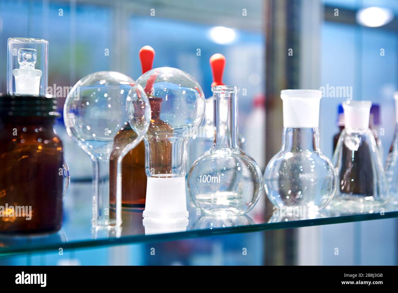 Glaskolben in einem chemischen Labor Stockfoto