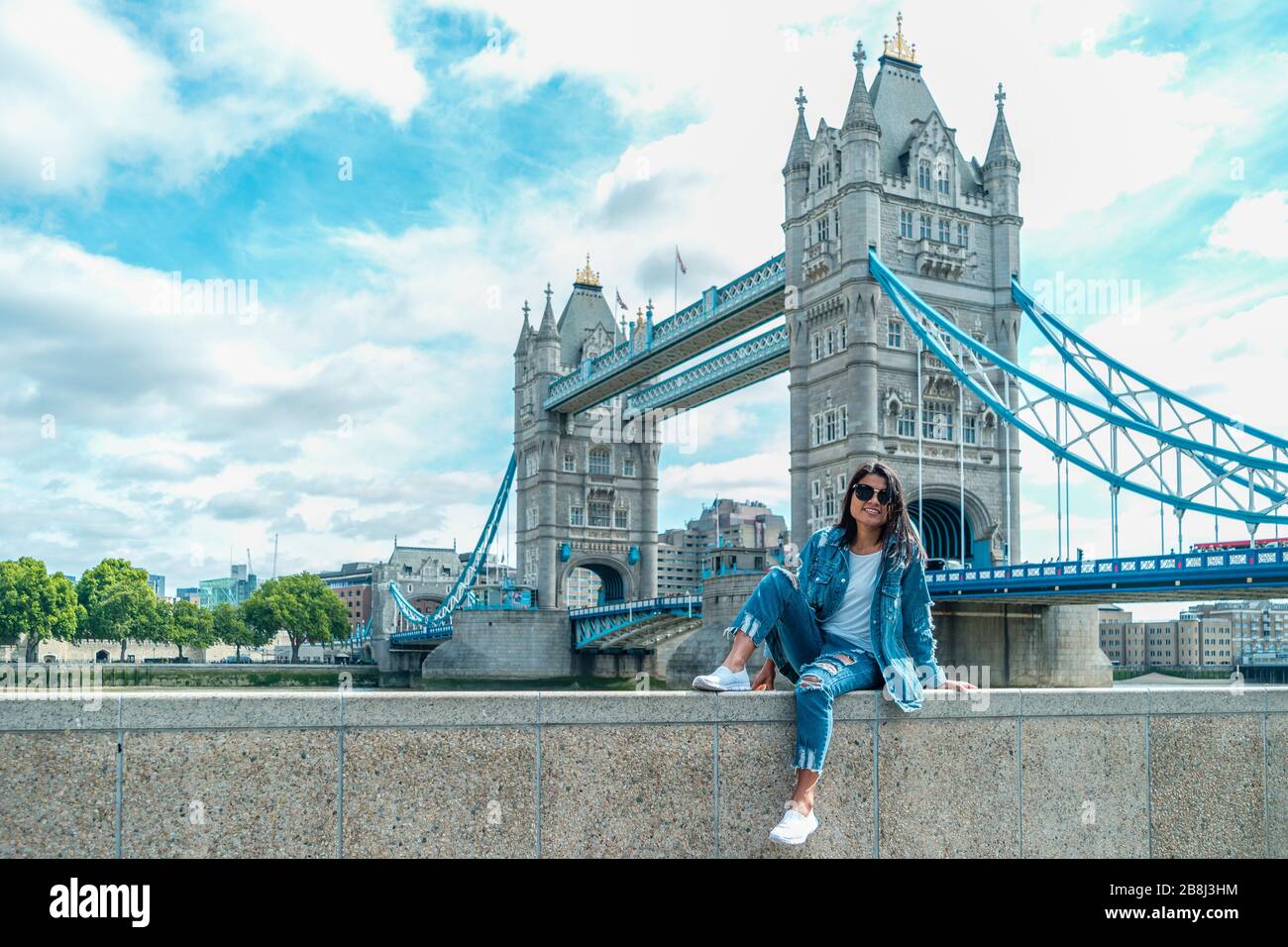 Guy auf dem Stadtrundfahrt in London, youn men at Waterfront by the River Thames at the Famous places in London, Tower Bridge Stockfoto