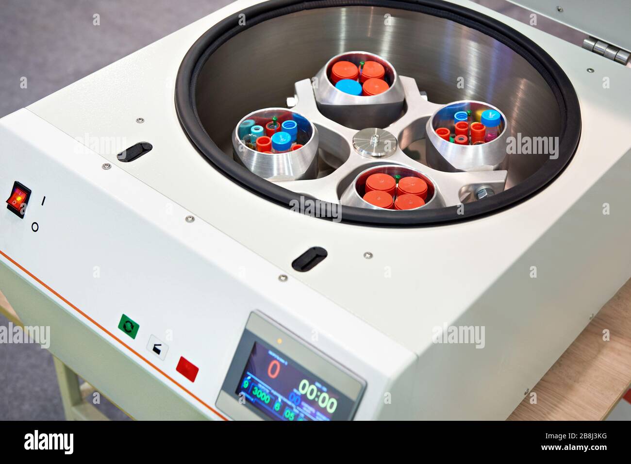 Chemische Laborzentrifuge mit Proben Stockfoto