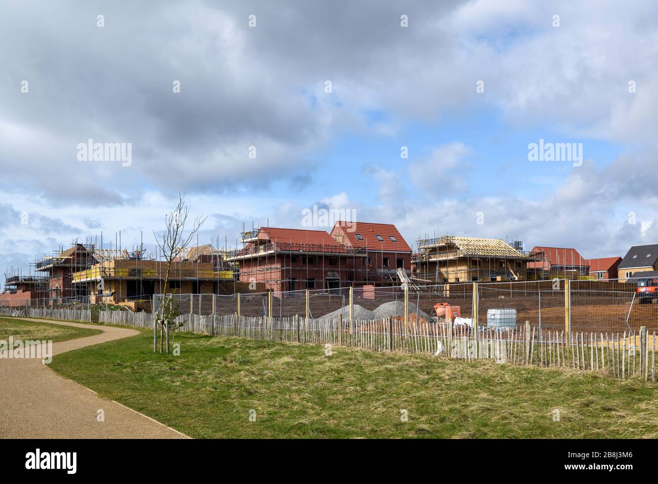 Neue Häuser werden auf dem ehemaligen Hucknall Aerodrome und Rolls Royce Test Center, Großbritannien, gebaut. Stockfoto