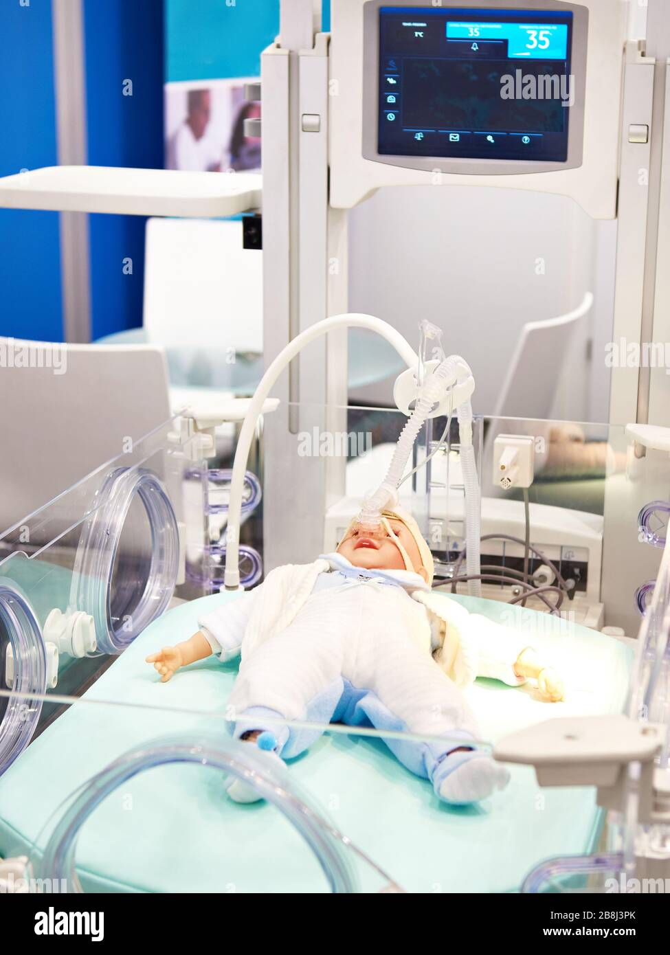 Inkubator für Neugeborene und Spritze Infusionspumpen in Klinik Stockfoto