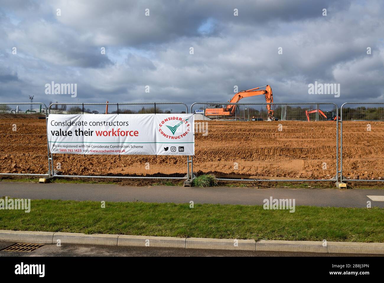 Neue Häuser werden auf dem ehemaligen Hucknall Aerodrome und Rolls Royce Test Center, Großbritannien, gebaut. Stockfoto