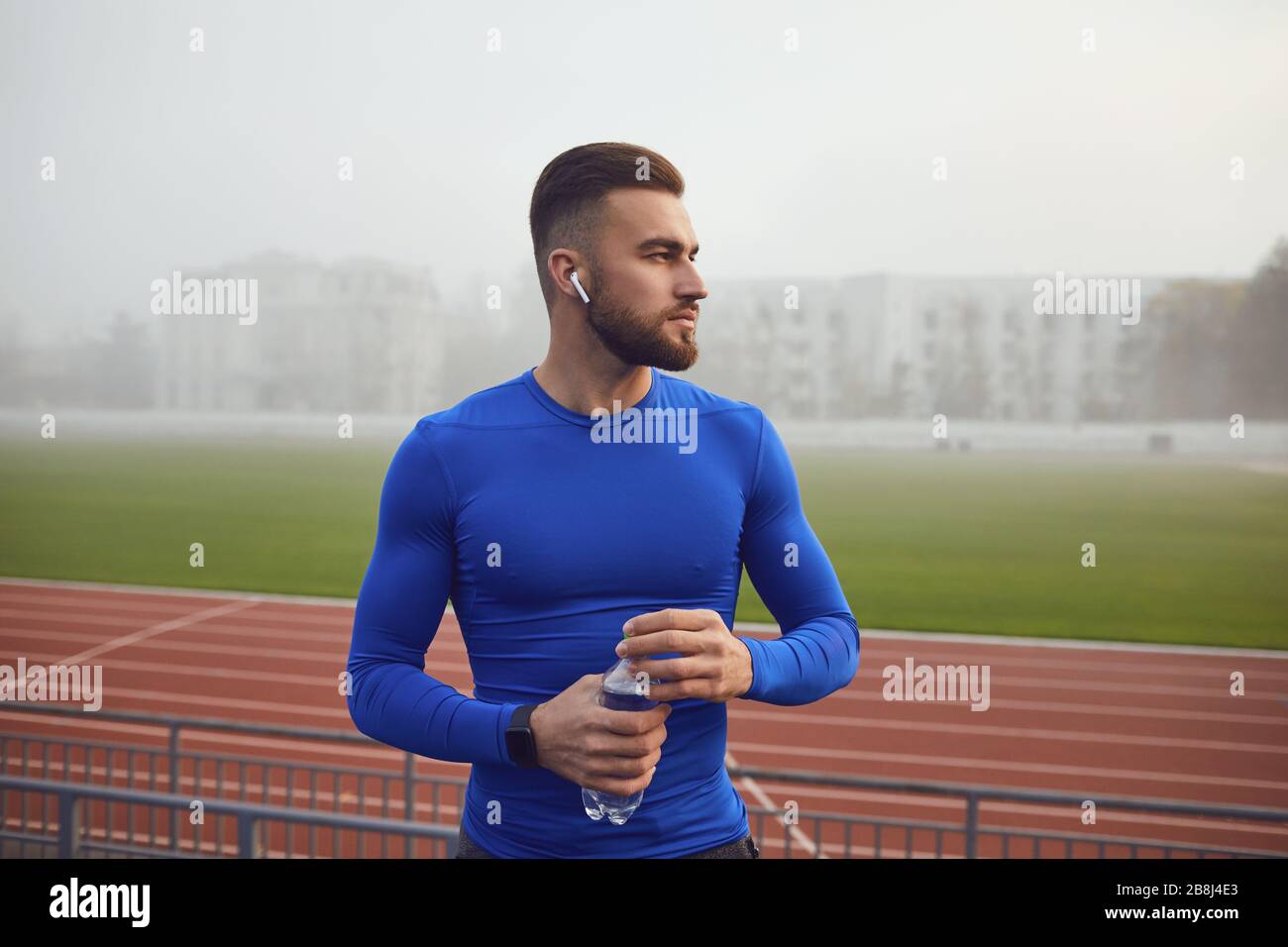 Ein Kerl in Sportswear sitzt im Stadion nach dem Training. Stockfoto