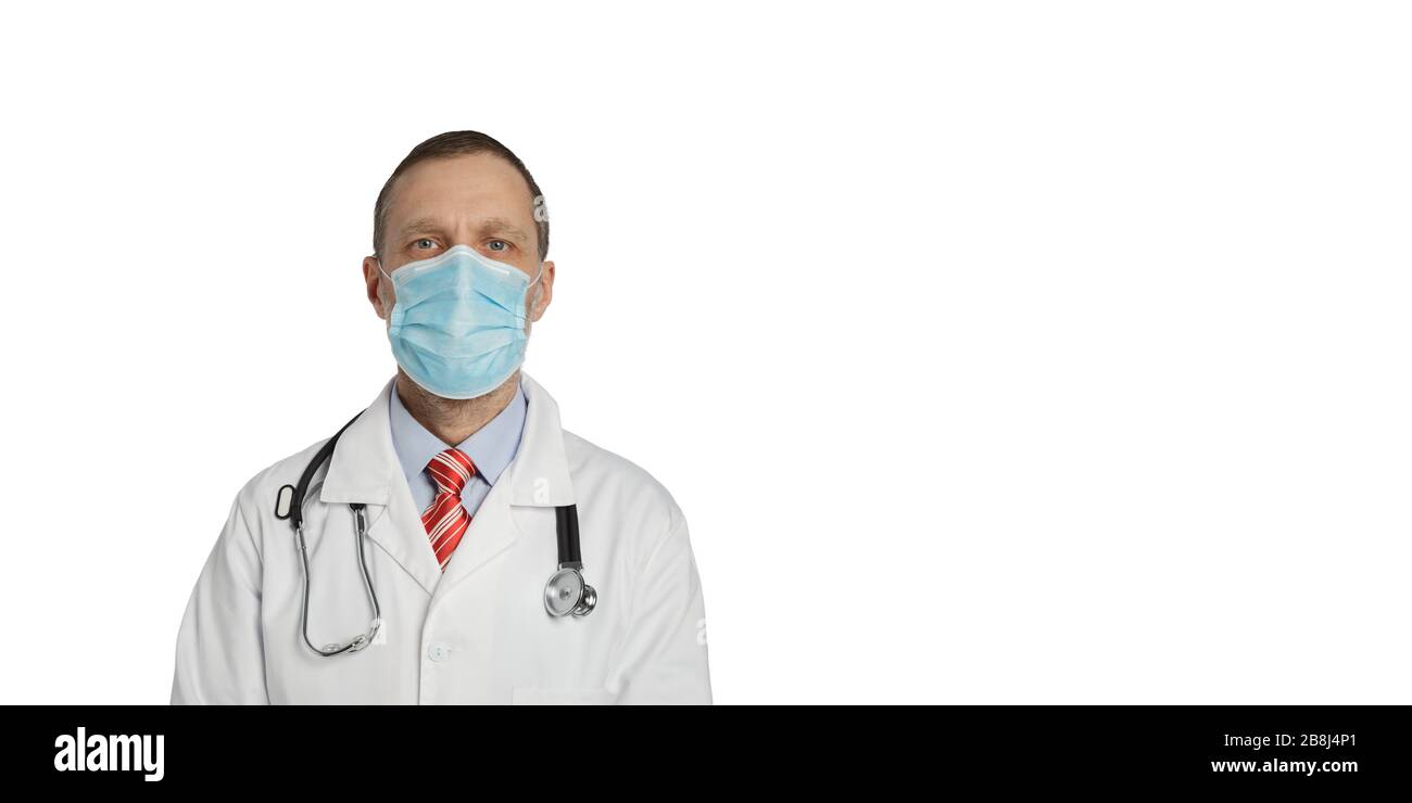 Reifer männlicher Arzt in medizinischer Schutzmaske mit Stethoskop. Isoliert auf weiß Stockfoto
