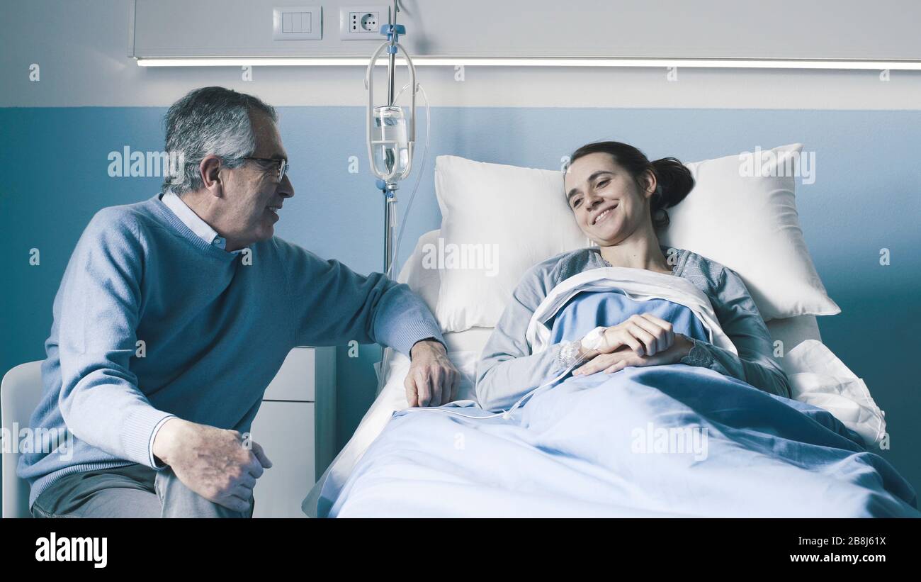 Besuchender freund des mannes und der frau im krankenhaus Fotos und Bildmaterial in hoher