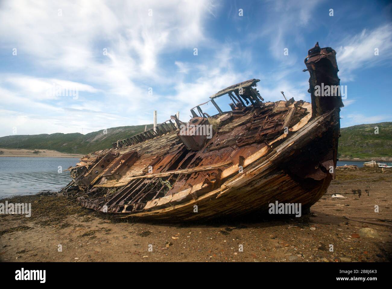 Altes verlassenes Fischerboot, langsam am Ufer verrottet, Teriberka, Kola Penninsula, Russland Stockfoto