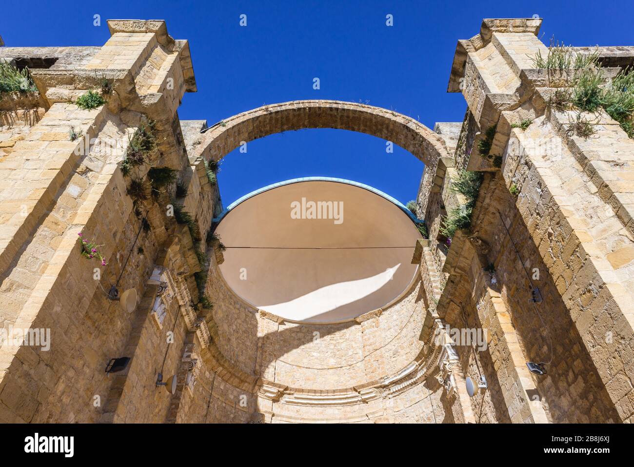 Ruinen der mittelalterlichen Mutterkirche, die unserer Lieben Frau von Engeln gewidmet ist und vermutlich über einer Moschee und einem Venustempel in der Stadt Salemi, Sizilien, Italien, erbaut wurde Stockfoto