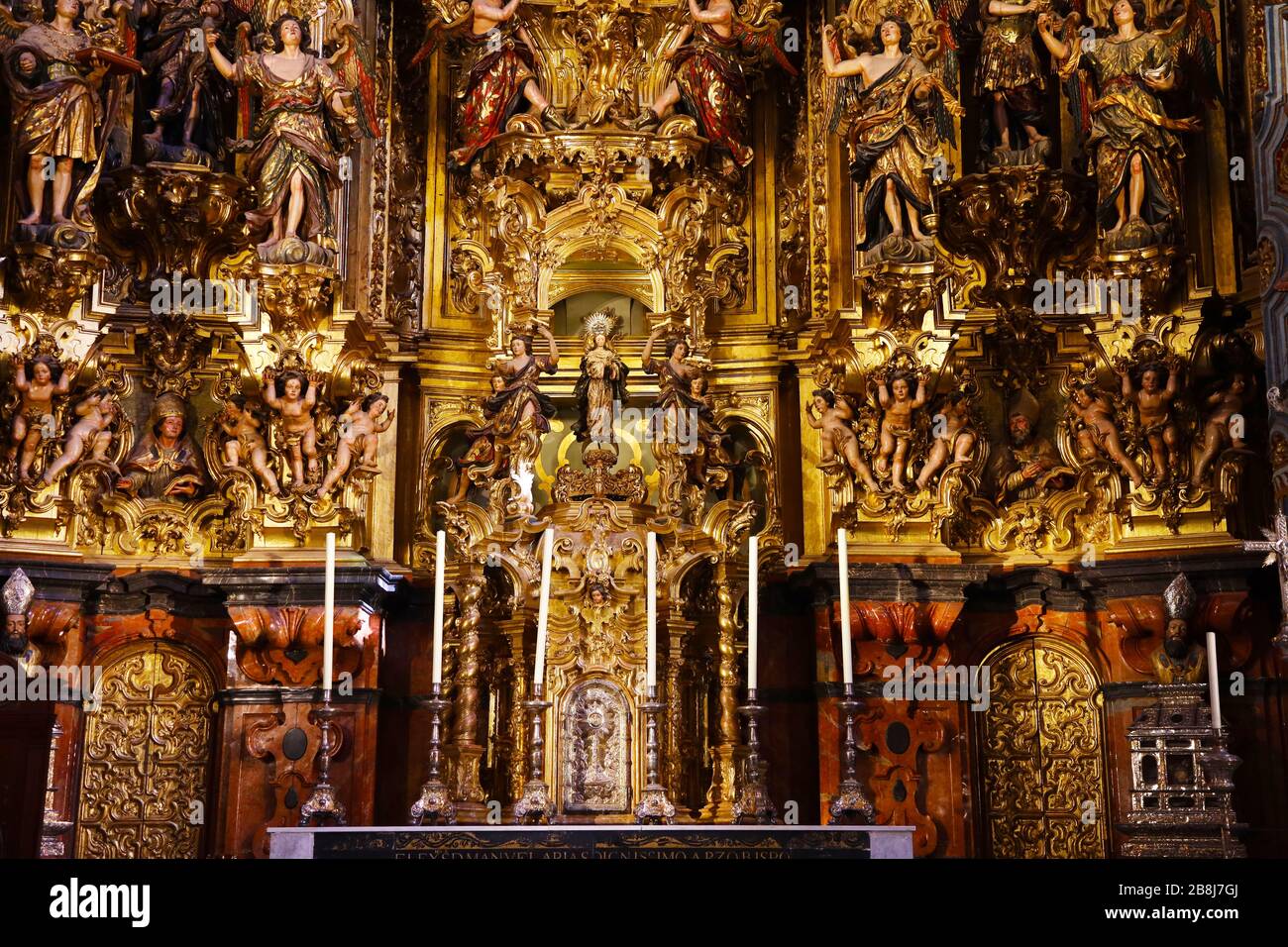 Goldene Dekoration mit Figuren hinter dem Altaraufsatz der Kirche El Divino Salvador in Sevilla, Spanien Stockfoto