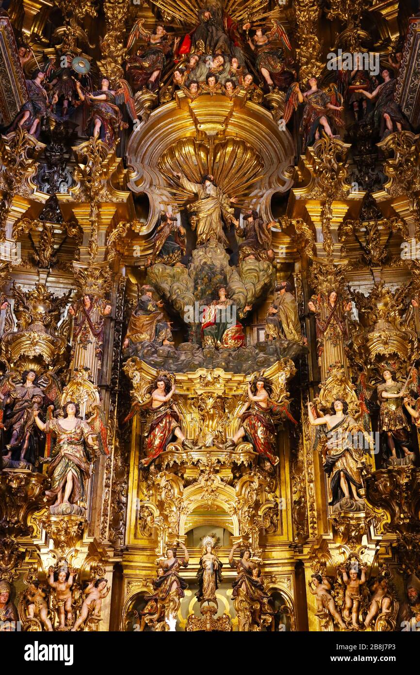 Goldene Dekoration mit Figuren hinter dem Altaraufsatz der Kirche El Divino Salvador in Sevilla, Spanien Stockfoto