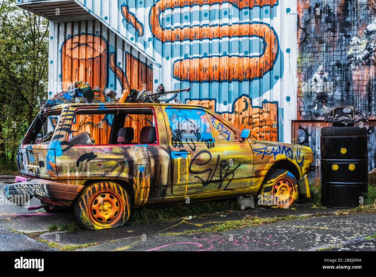 Ein Auto mit Graffiti besprüht Stockfoto
