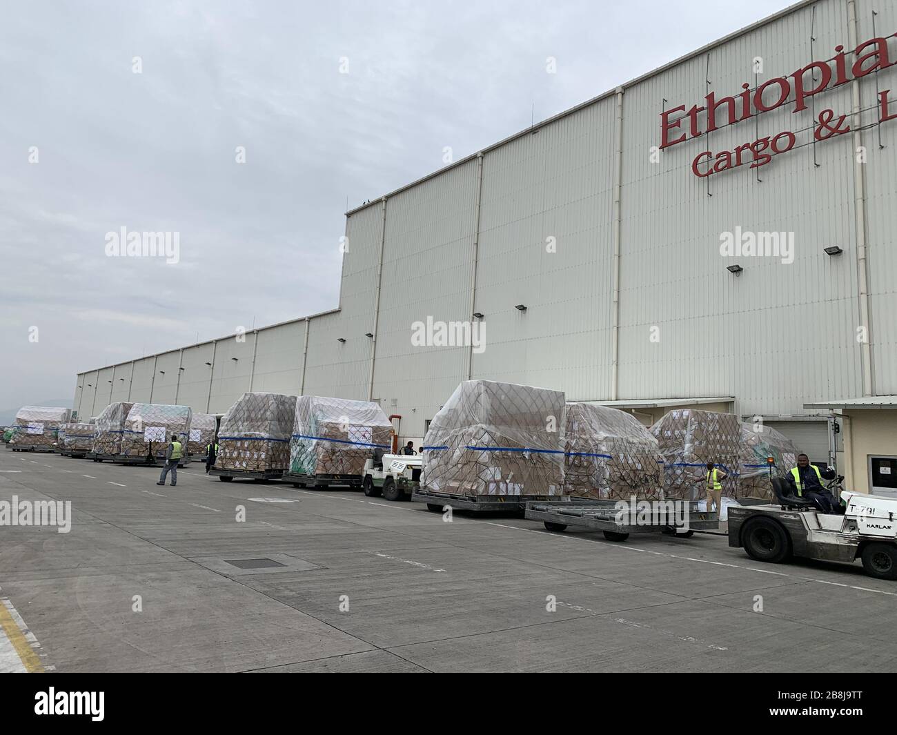 Addis Abeba, Äthiopien. März 2020. Addis Abeba, Äthiopien. März 2020. Das am 22. März 2020 aufgenommene Foto zeigt die medizinische Versorgung aus China auf dem Flughafen in Addis Abeba, Äthiopien. Massive medizinische Versorgung, die von der chinesischen Jack Ma Foundation an 54 afrikanische Länder gespendet wurden, kam am Sonntagmorgen in Addis Abeba, der Hauptstadt der ostafrikanischen Nation Äthiopien, durch einen Frachtflug der Ethiopian Airlines an. Sie umfassen 5,4 Millionen Gesichtsmasken, Kits für 1,08 Millionen Detektionstests, 40.000 Sätze Schutzkleidung und 60.000 Sätze Gesichtsschutzschilde. Kredit: Xinhua/Alamy Live News Stockfoto