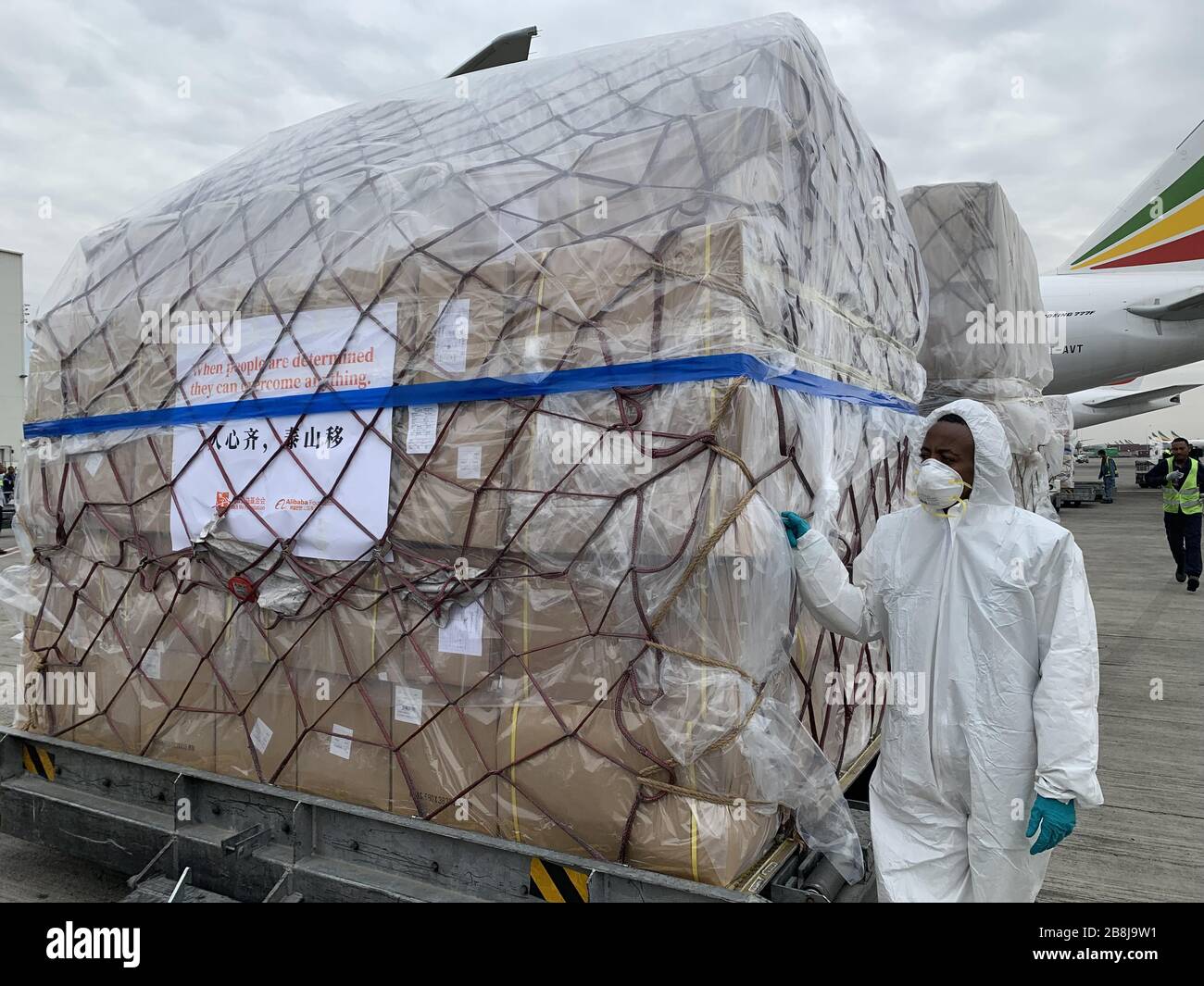 Addis Abeba, Äthiopien. März 2020. Mitarbeiter entladen die medizinischen Versorgungsmaterialien aus China am Flughafen in Addis Abeba, Äthiopien, am 22. März 2020. Massive medizinische Versorgung, die von der chinesischen Jack Ma Foundation an 54 afrikanische Länder gespendet wurden, kam am Sonntagmorgen in Addis Abeba, der Hauptstadt der ostafrikanischen Nation Äthiopien, durch einen Frachtflug der Ethiopian Airlines an. Sie umfassen 5,4 Millionen Gesichtsmasken, Kits für 1,08 Millionen Detektionstests, 40.000 Sätze Schutzkleidung und 60.000 Sätze Gesichtsschutzschilde. (Xinhua/Wang Shoubao) Credit: Xinhua/Alamy Live News Stockfoto