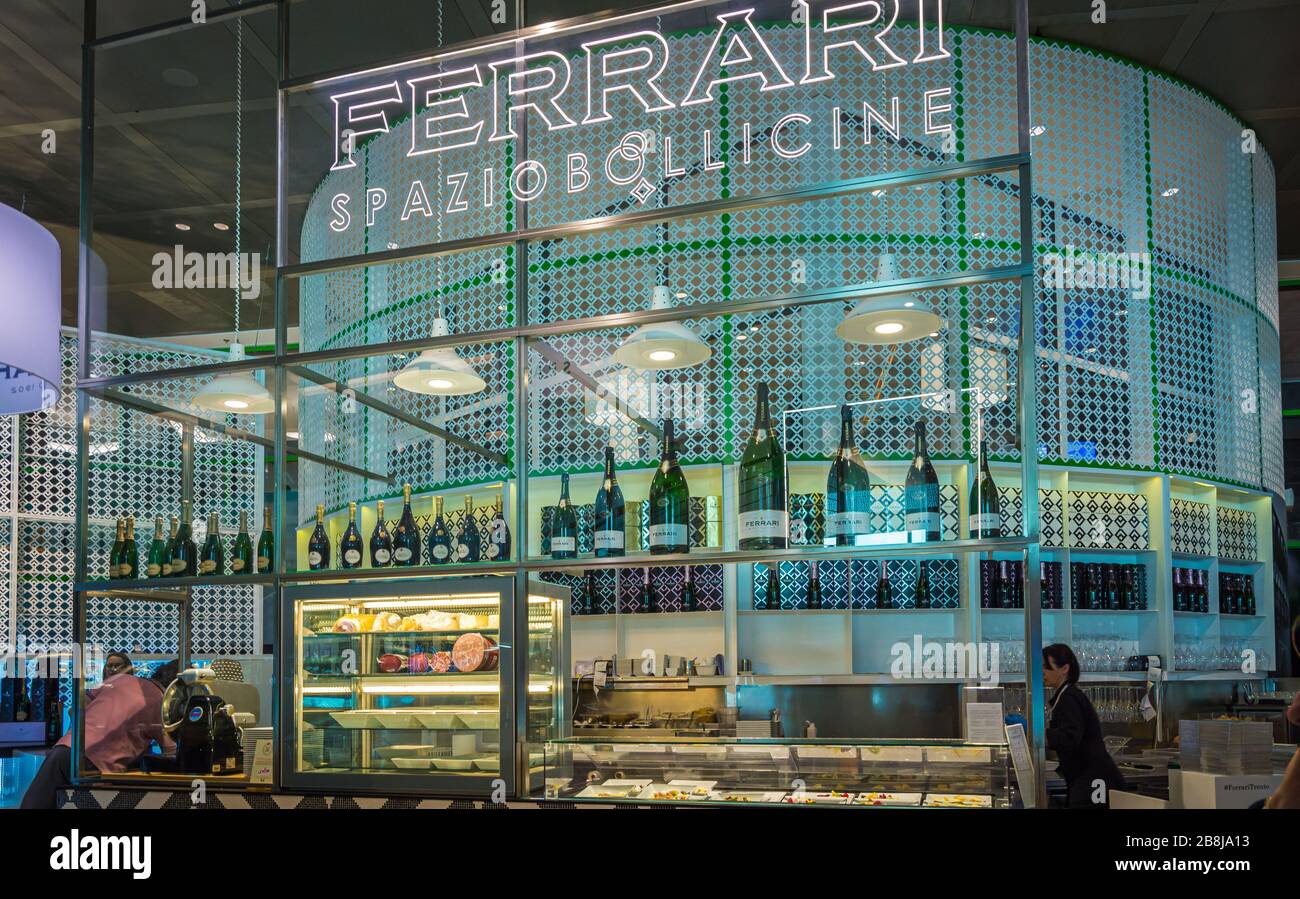 Der Flughafen Linate, Mailand, Lombardei, Italien, Europa - Ferrari Spazio Bollicine ist von dem Wunsch inspiriert, den Wein Trento Doc in die Symbole zu bringen. Stockfoto