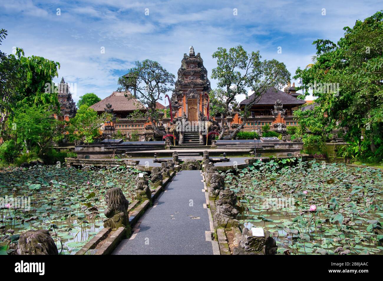 Lotusteich und Pura Saraswati-Tempel (Ubud Water Palace) in Ubud, Bali, Indonesien. Stockfoto