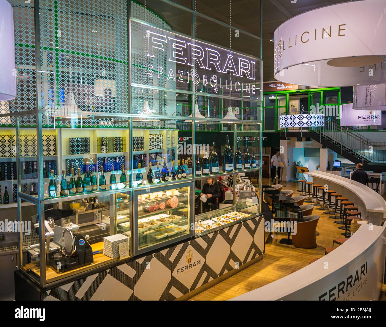 Der Flughafen Linate, Mailand, Lombardei, Italien, Europa - Ferrari Spazio Bollicine ist von dem Wunsch inspiriert, den Wein Trento Doc in die Symbole zu bringen. Stockfoto